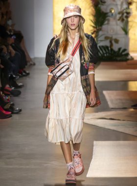 New York, Ny - 10 Eylül 2018: Ella Richards New York moda haftası sırasında Anna Sui bahar yaz 2019 defile pist yürür