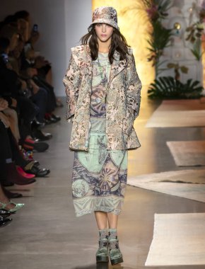 New York, Ny - 10 Eylül 2018: Anna Sui bahar yaz 2019 moda pist göster New York moda haftası sırasında Vittoria Ceretti yürür