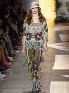 New York, Ny - 10 Eylül 2018: Anna Sui bahar yaz 2019 moda pist göster New York moda haftası sırasında bir modeli yürür.