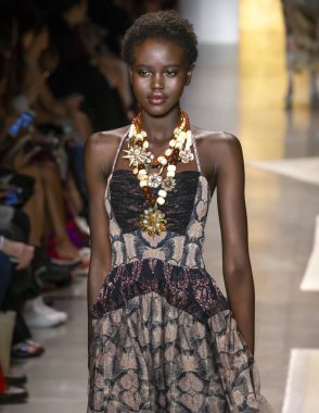 New York, Ny - 10 Eylül 2018: Anna Sui bahar yaz 2019 moda pist göster New York moda haftası sırasında Adut Akech yürür