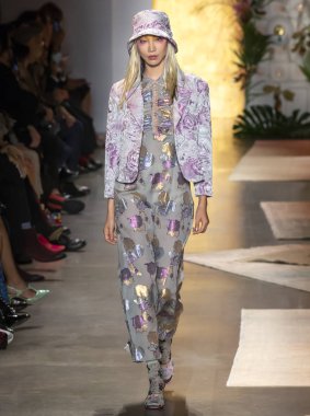 New York, Ny - 10 Eylül 2018: Anna Sui bahar yaz 2019 moda pist New York moda haftası sırasında göstermek kadar Joo Park yürüyüşler