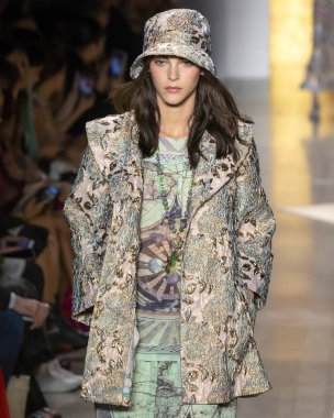 New York, Ny - 10 Eylül 2018: Anna Sui bahar yaz 2019 moda pist göster New York moda haftası sırasında Vittoria Ceretti yürür