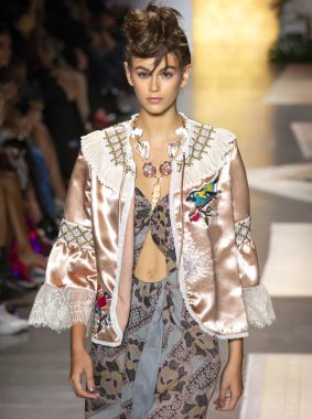 New York, Ny - 10 Eylül 2018: Anna Sui bahar yaz 2019 moda pist göster New York moda haftası sırasında Kaia Gerber yürür
