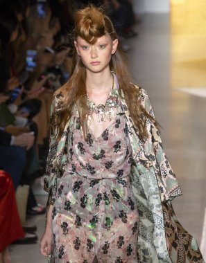 New York, Ny - 10 Eylül 2018: Sara Grace Wallerstedt New York moda haftası sırasında Anna Sui bahar yaz 2019 defile pist yürür