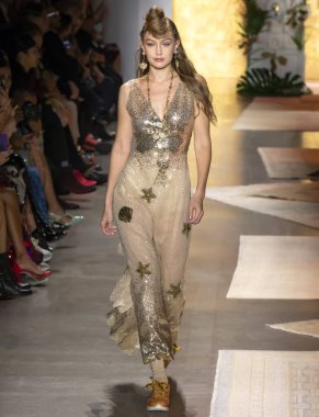 New York, Ny - 10 Eylül 2018: Anna Sui bahar yaz 2019 moda pist göster New York moda haftası sırasında Gigi Hadid yürür