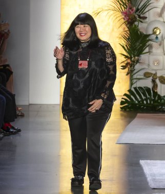 New York, Ny - 10 Eylül 2018: Anna Sui bahar yaz 2019 moda pist göster New York moda haftası sırasında tasarımcısı Anna Sui yürür