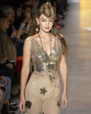 New York, Ny - 10 Eylül 2018: Anna Sui bahar yaz 2019 moda pist göster New York moda haftası sırasında Gigi Hadid yürür