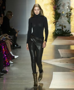 New York, Ny - 10 Eylül 2018: Anna Sui bahar yaz 2019 moda için prova sırasında pist göster New York moda haftası sırasında Gigi Hadid yürür