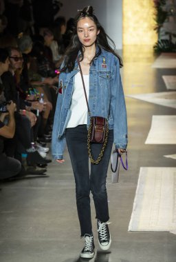 New York, Ny - 10 Eylül 2018: Anna Sui bahar yaz 2019 moda için prova sırasında pist göster New York moda haftası sırasında Fei Fei güneş yürür