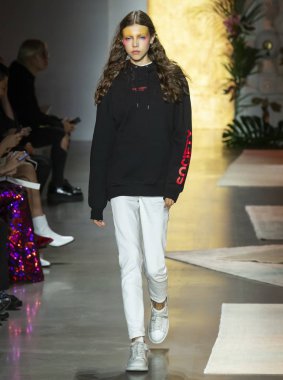 New York, Ny - 10 Eylül 2018: Anna Sui bahar yaz 2019 moda için prova sırasında pist göster New York moda haftası sırasında Lea Julian yürür