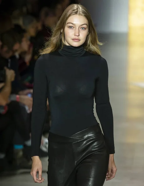 2019 패션에 리허설 활주로 2018 Gigi Hadid — 스톡 사진