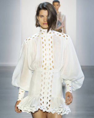 New York, Ny - 10 Eylül 2018: Julia van Os New York moda haftası sırasında Zimmermann bahar yaz 2019 defile pist yürür