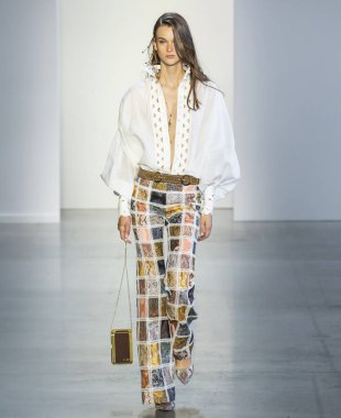 New York, Ny - 10 Eylül 2018: Sara Dijkink New York moda haftası sırasında Zimmermann bahar yaz 2019 defile pist yürür