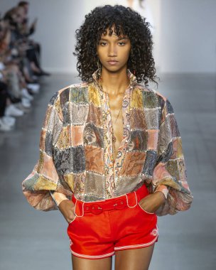 New York, Ny - 10 Eylül 2018: Zimmermann bahar yaz 2019 moda pist göster New York moda haftası sırasında bir model yürür.