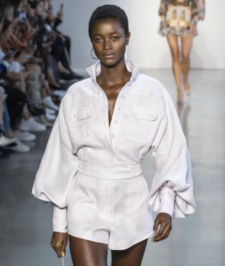 New York, Ny - 10 Eylül 2018: Zimmermann bahar yaz 2019 moda pist göster New York moda haftası sırasında Oumie Jammeh yürür