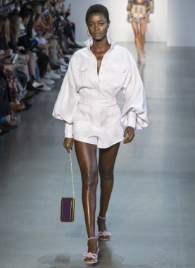 New York, Ny - 10 Eylül 2018: Zimmermann bahar yaz 2019 moda pist göster New York moda haftası sırasında Oumie Jammeh yürür