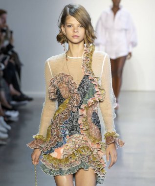 New York, Ny - 10 Eylül 2018: Zimmermann bahar yaz 2019 moda pist göster New York moda haftası sırasında bir model yürür.