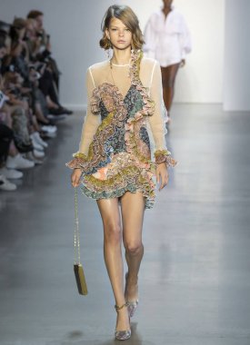 New York, Ny - 10 Eylül 2018: Zimmermann bahar yaz 2019 moda pist göster New York moda haftası sırasında bir model yürür.