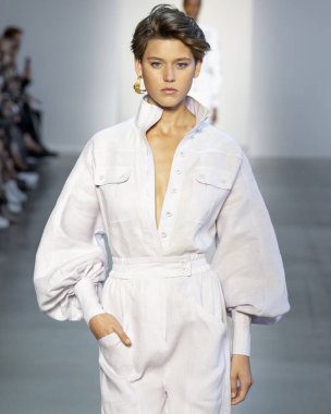 New York, Ny - 10 Eylül 2018: Zimmermann bahar yaz 2019 moda pist göster New York moda haftası sırasında Vivienne Rohner yürür
