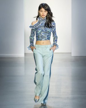 New York, Ny - 10 Eylül 2018: Zimmermann bahar yaz 2019 moda pist göster New York moda haftası sırasında Rina Fukushi yürür