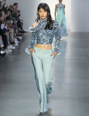 New York, Ny - 10 Eylül 2018: Zimmermann bahar yaz 2019 moda pist göster New York moda haftası sırasında Rina Fukushi yürür