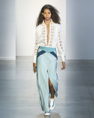 New York, Ny - 10 Eylül 2018: Zoe Thaets New York moda haftası sırasında Zimmermann bahar yaz 2019 defile pist yürür