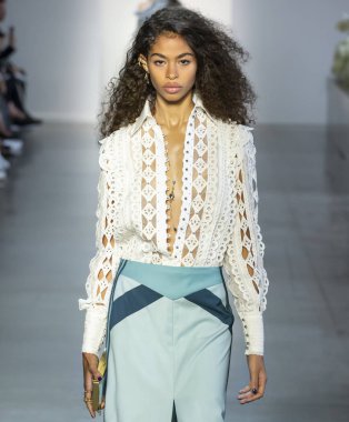 New York, Ny - 10 Eylül 2018: Zoe Thaets New York moda haftası sırasında Zimmermann bahar yaz 2019 defile pist yürür