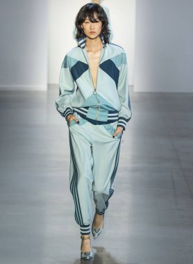 New York, Ny - 10 Eylül 2018: Zimmermann bahar yaz 2019 moda pist göster New York moda haftası sırasında bir model yürür.