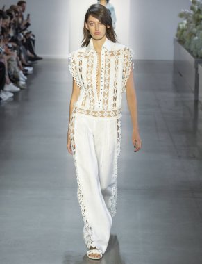 New York, Ny - 10 Eylül 2018: Amber Witcomb New York moda haftası sırasında Zimmermann bahar yaz 2019 defile pist yürür