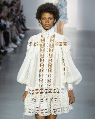 New York, Ny - 10 Eylül 2018: Theresa Hayes New York moda haftası sırasında Zimmermann bahar yaz 2019 defile pist yürür