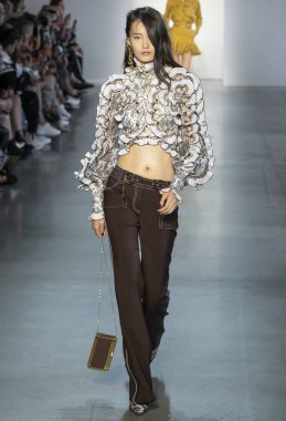 New York, Ny - 10 Eylül 2018: Zimmermann bahar yaz 2019 moda pist göster New York moda haftası sırasında Chunjie Liu yürür