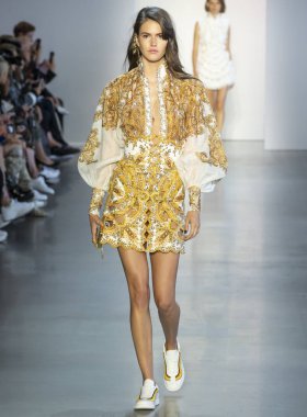 New York, Ny - 10 Eylül 2018: Vanessa Moody New York moda haftası sırasında Zimmermann bahar yaz 2019 defile pist yürür