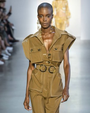 New York, Ny - 10 Eylül 2018: Zimmermann bahar yaz 2019 moda pist göster New York moda haftası sırasında Madisin Rian yürür