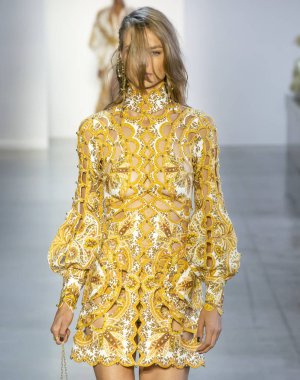 New York, Ny - 10 Eylül 2018: Zimmermann bahar yaz 2019 moda pist göster New York moda haftası sırasında Birgit Kos yürür