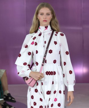 New York, Ny - 07 Eylül 2018: Kate Spade bahar yaz 2019 moda pist göster New York moda haftası sırasında Abby şampiyonu yürür