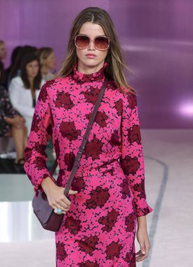 New York, Ny - 07 Eylül 2018: Kate Spade bahar yaz 2019 moda pist göster New York moda haftası sırasında Luna Bijl yürür