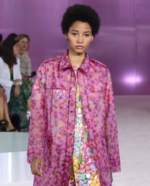 New York, Ny - 07 Eylül 2018: Kate Spade bahar yaz 2019 moda pist göster New York moda haftası sırasında Lineisy Montero yürür