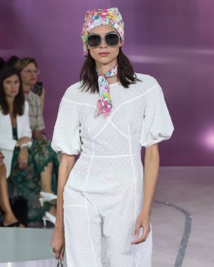 New York, Ny - 07 Eylül 2018: Charlee Fraser New York moda haftası sırasında Kate Spade bahar yaz 2019 defile pist yürür