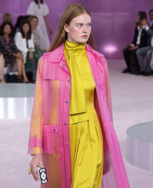 New York, Ny - 07 Eylül 2018: Kate Spade bahar yaz 2019 moda pist göster New York moda haftası sırasında Emmy Kruger yürür