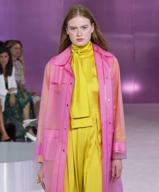 New York, Ny - 07 Eylül 2018: Kate Spade bahar yaz 2019 moda pist göster New York moda haftası sırasında Emmy Kruger yürür