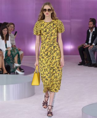 New York, Ny - 07 Eylül 2018: Sarah Berger New York moda haftası sırasında Kate Spade bahar yaz 2019 defile pist yürür
