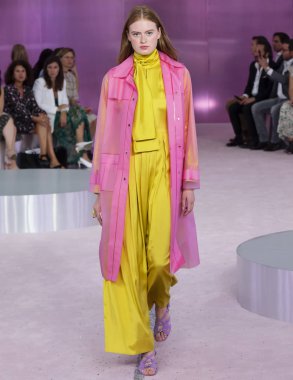 New York, Ny - 07 Eylül 2018: Kate Spade bahar yaz 2019 moda pist göster New York moda haftası sırasında Emmy Kruger yürür