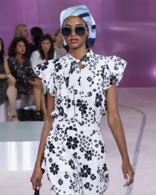 New York, Ny - 07 Eylül 2018: Kate Spade bahar yaz 2019 moda pist göster New York moda haftası sırasında Aya Jones yürür