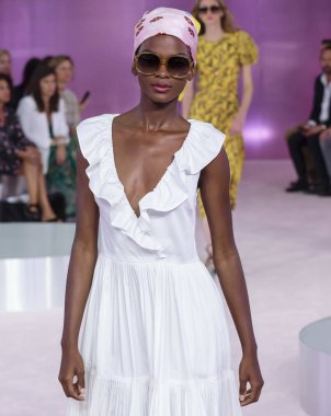 New York, Ny - 07 Eylül 2018: Kate Spade bahar yaz 2019 moda pist göster New York moda haftası sırasında Aube Jolicoeur yürür