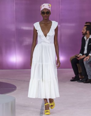 New York, Ny - 07 Eylül 2018: Kate Spade bahar yaz 2019 moda pist göster New York moda haftası sırasında Aube Jolicoeur yürür