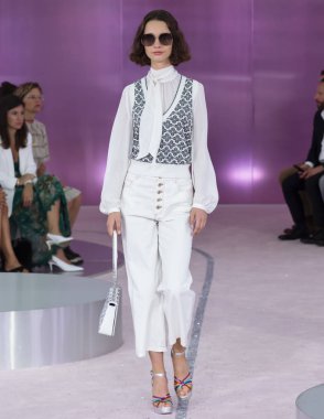 New York, Ny - 07 Eylül 2018: Kate Spade bahar yaz 2019 moda pist göster New York moda haftası sırasında bir model yürür.