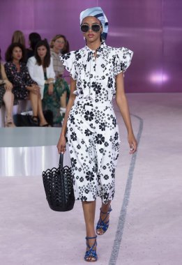 New York, Ny - 07 Eylül 2018: Kate Spade bahar yaz 2019 moda pist göster New York moda haftası sırasında Aya Jones yürür