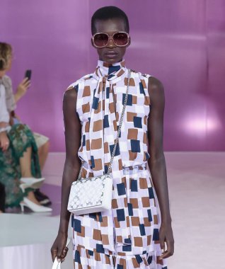 New York, Ny - 07 Eylül 2018: Barbra-Lee Grant New York moda haftası sırasında Kate Spade bahar yaz 2019 defile pist yürür