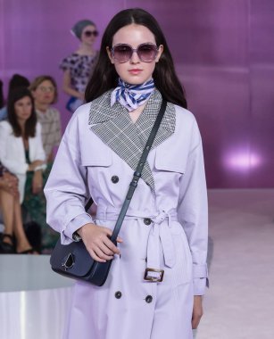 New York, Ny - 07 Eylül 2018: Kate Spade bahar yaz 2019 moda pist göster New York moda haftası sırasında bir model yürür.