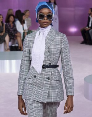New York, Ny - 07 Eylül 2018: Olivia Anakwe New York moda haftası sırasında Kate Spade bahar yaz 2019 defile pist yürür